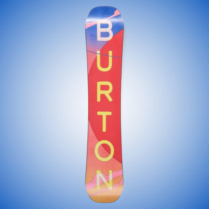 Semelle de la Burton Feelgood Camber avec grand lettrage BURTON vertical jaune et rose sur fond rouge, orange et bleu