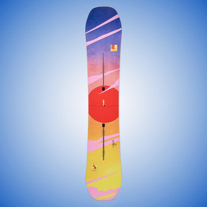 Vue entière du snowboard Burton multicolore, avec graphisme vertical rouge, rose et jaune sur fond bleu en spatule