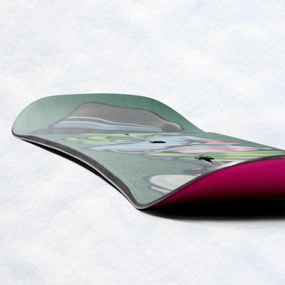 Profil latéral du snowboard montrant la spatule relevée, la carre métallique et les couches rose, verte et grise