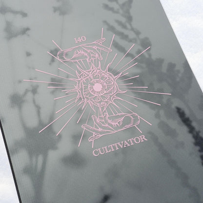 Détail du topsheet gris avec composition florale rose et 2 mains, feuillages sombres et emblème graphique placé au centre