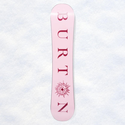 Base de glisse rose vue en entier, avec grand lettrage BURTON noir et emblème solaire intégré entre les lettres