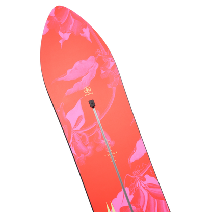Partie avant du snowboard Burton, nose arrondi rose corail décoré de grandes formes florales roses et marquage central