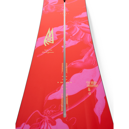 Gros plan du topsheet rose corail, motif floral ton sur ton, logo jaune et rail The Channel au centre de la planche