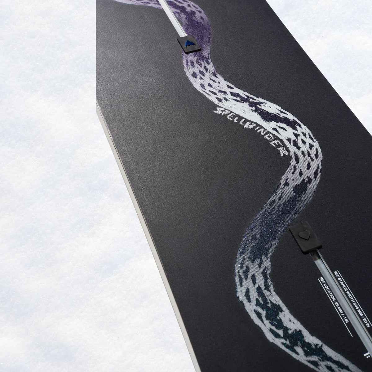 Motif reptilien en gros plan, avec écailles blanches et grises formant une ligne ondulante sur le topsheet noir