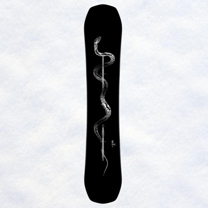 Planche All Mountain vue côté supérieur, silhouette directionnelle noire parcourue d’un serpent graphique sur la longueur