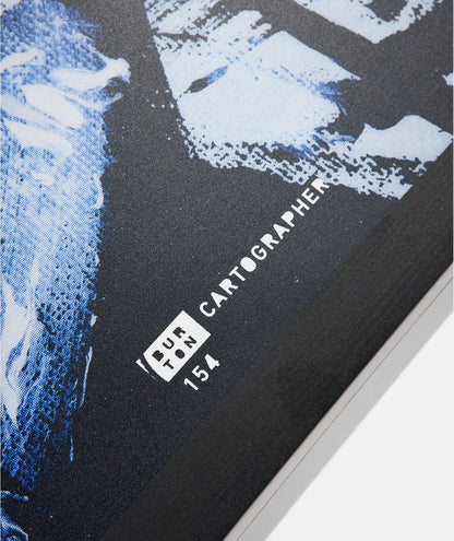 détail graphisme Burton Cartographer snowboard design bleu et noir