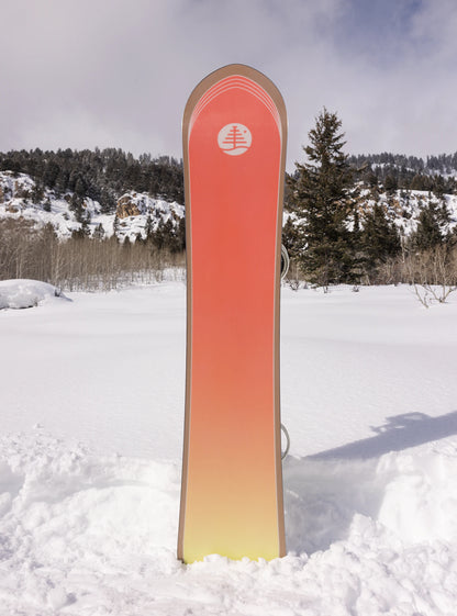 semelle snowboard orange arrière plan montagne enneigé