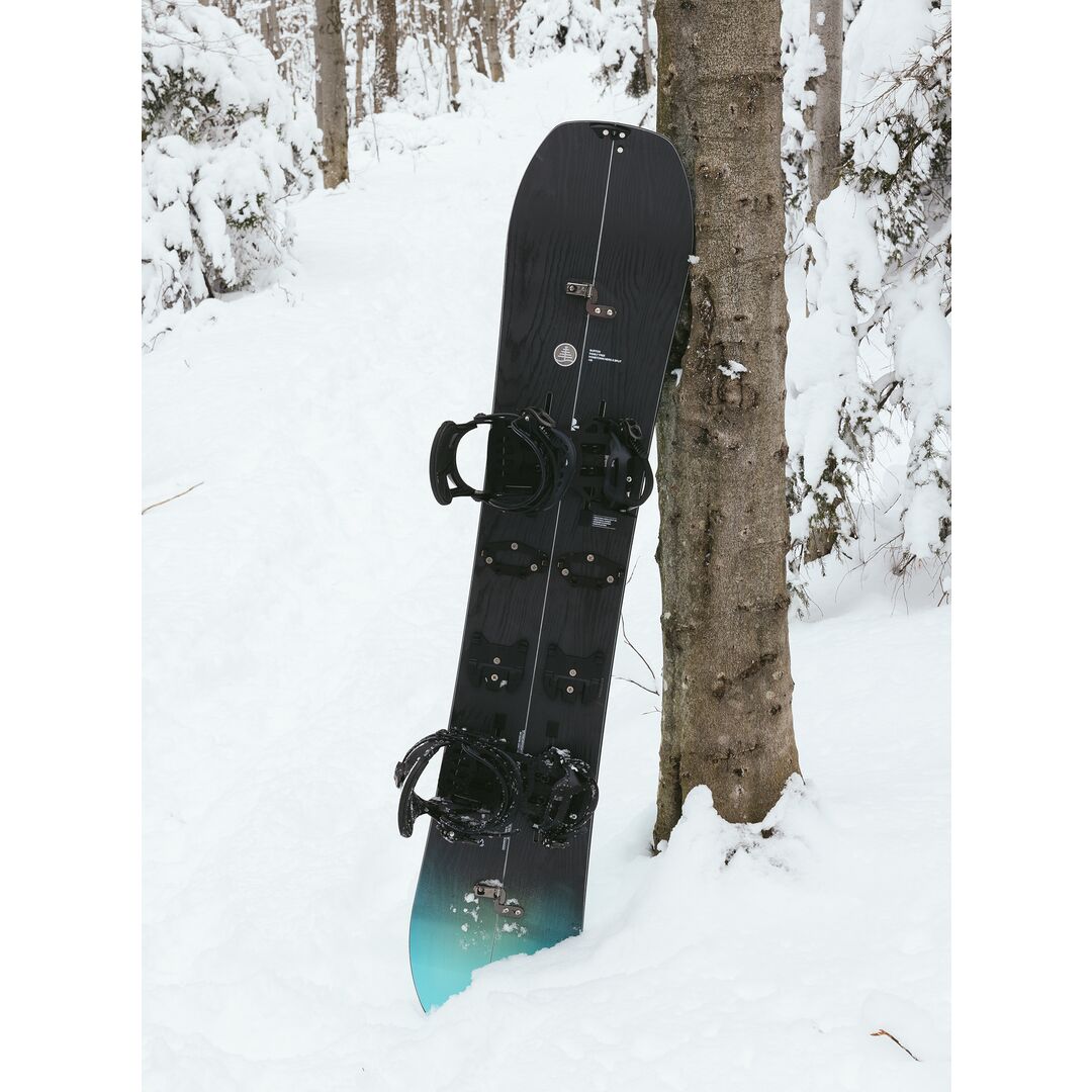 hometown splitboard burton posé contre un arbre dans la neige