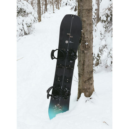 hometown splitboard burton posé contre un arbre dans la neige