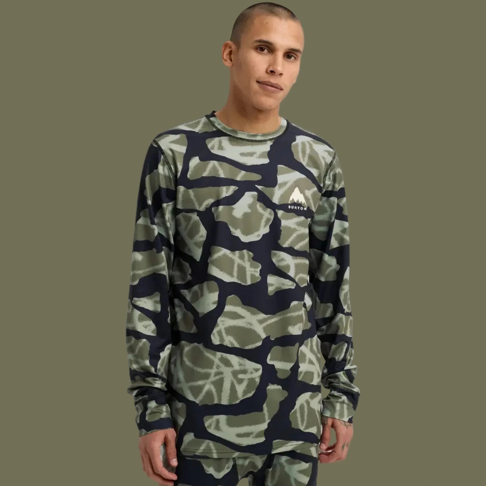 t-shirt technique burton manches longues porté par homme motif camouflage