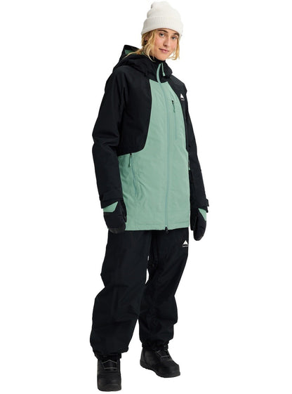 Look complet avec veste de neige femme Burton Reserve 2L True Black Soft Sage portée avec pantalon snow noir