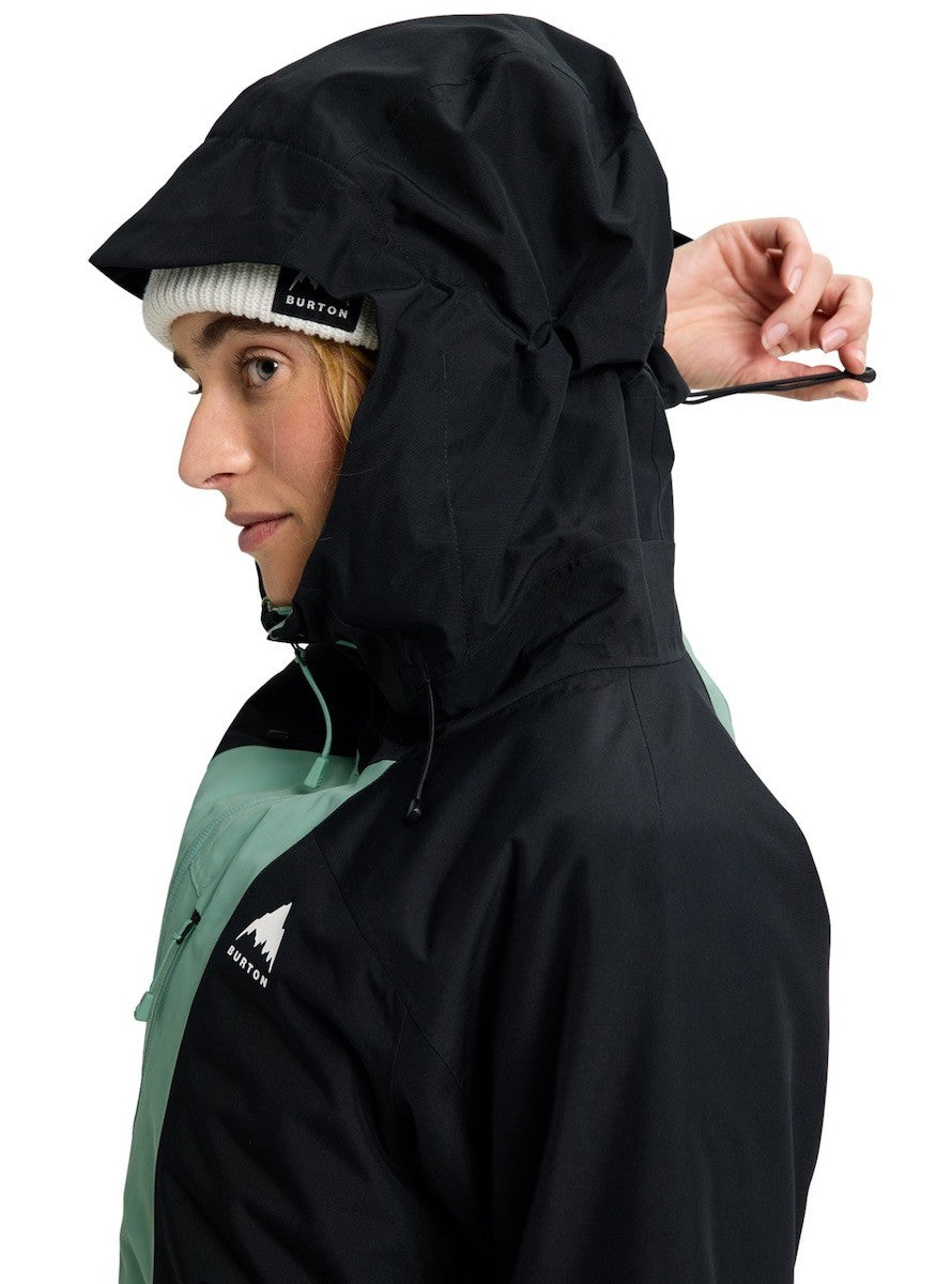 Détail capuche ajustable de la veste snowboard femme Burton Reserve 2L en coloris True Black Soft Sage