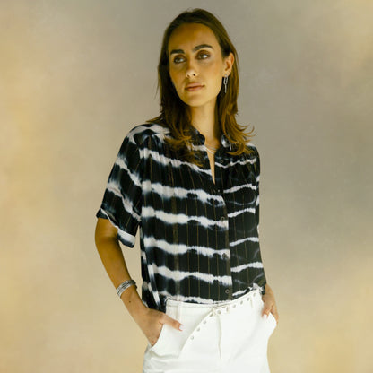 chemise noire tye and dye femmenoire et blanche portée par femme