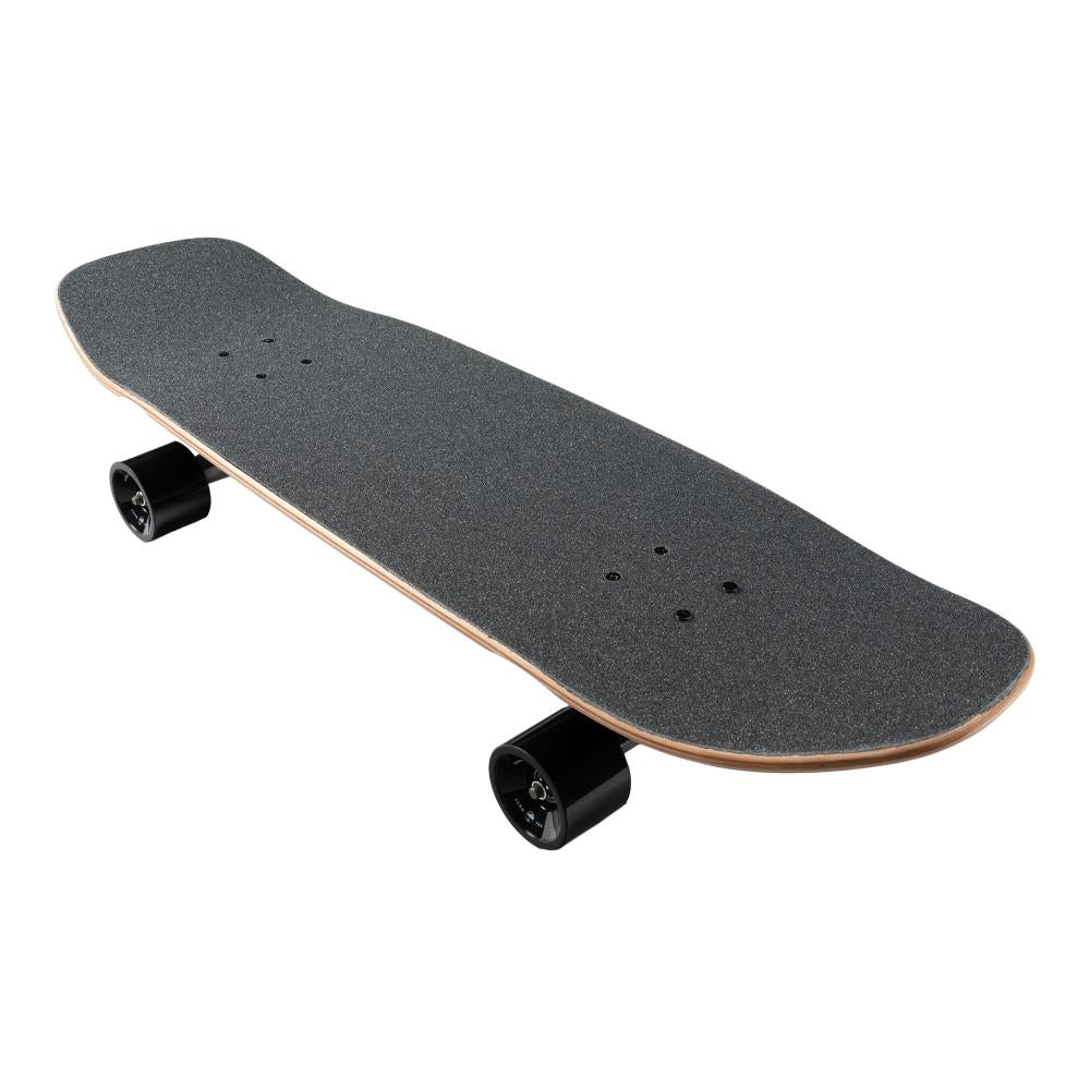 Vue en perspective du dessus du surfskate Carver x Arbor, grip noir intégral, plateau large et extrémités arrondies.