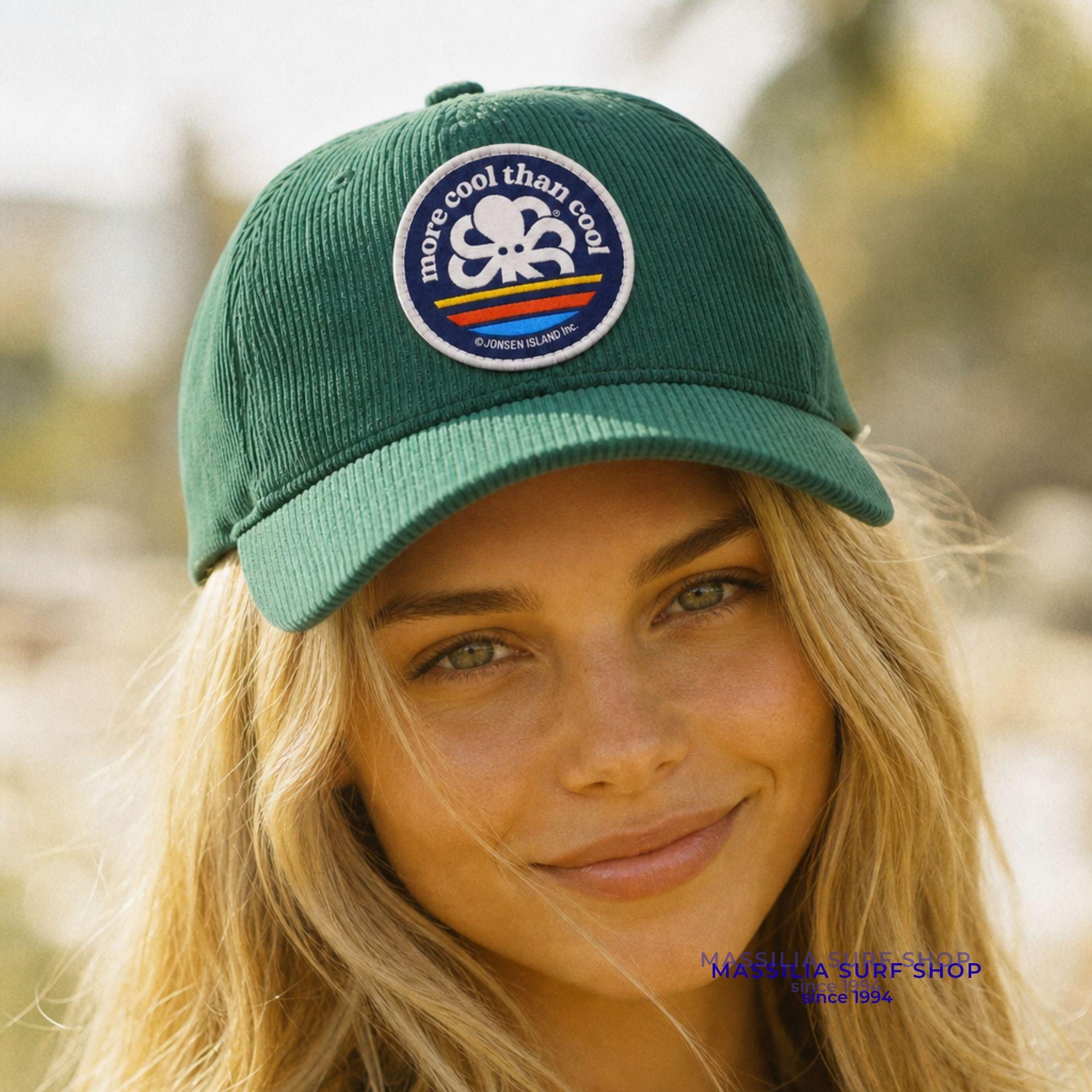 casquette verte jonsen island en velours portée par une femme lifesyle