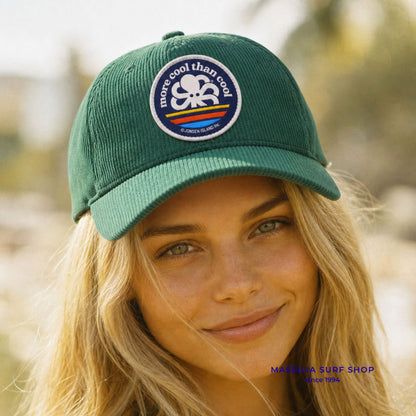 casquette verte jonsen island en velours portée par une femme lifesyle