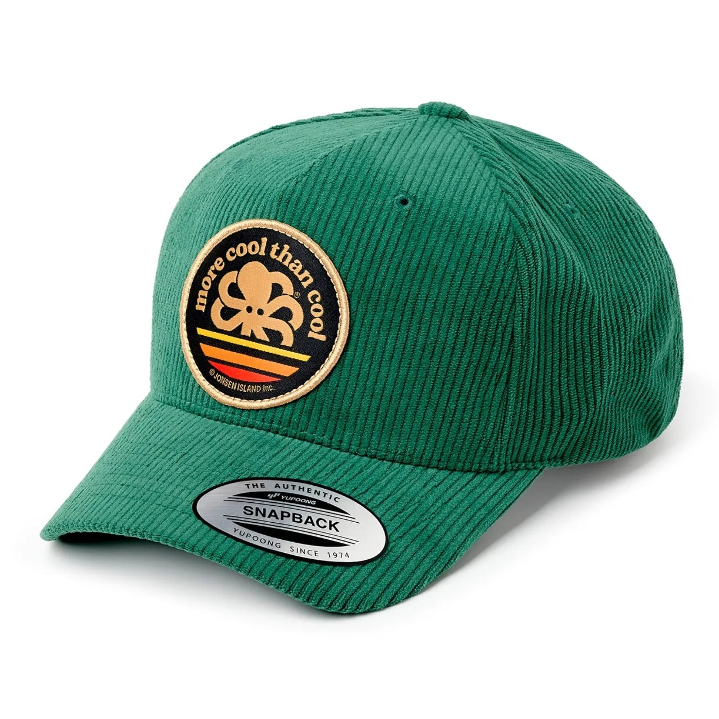 Casquette trucker verte en velours présentée seule, texture côtelée marquée, calotte structurée et logo poulpe More Cool Than Cool en façade