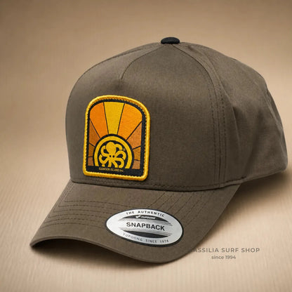 casquette sans filet jonsen island marron et logo jaune orange visiere courbee