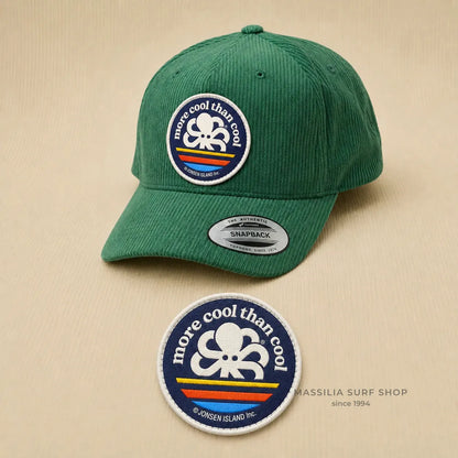 zoom sur le logo de la casquette velours more cool coruroy jonsen