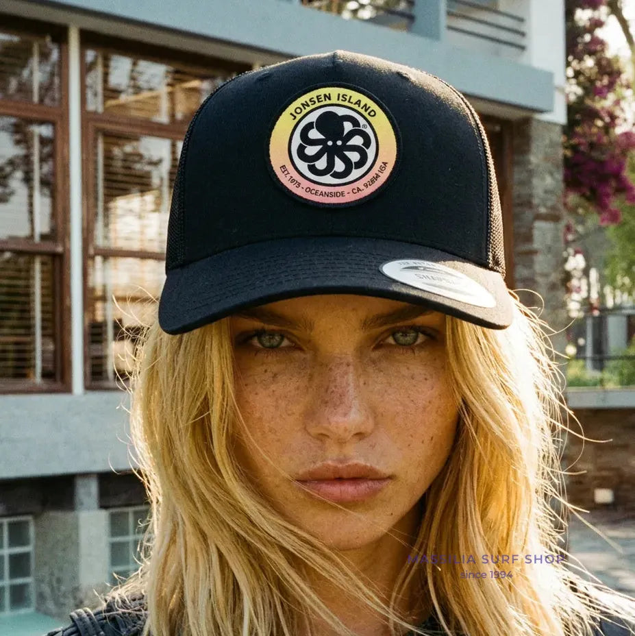 casquette noire jonsen authentic black portee par une femme lifestyle