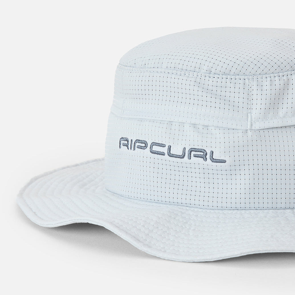 Détail avant du chapeau Rip Curl Vaporcool Aerotech Chrome avec logo  gris brodé Rip Curl sur tissu clair