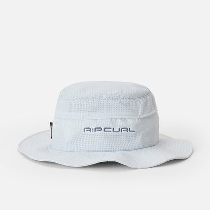 Vue frontale du chapeau Rip Curl Vaporcool Aerotech Chrome avec forme bob, bord court et tissu clair