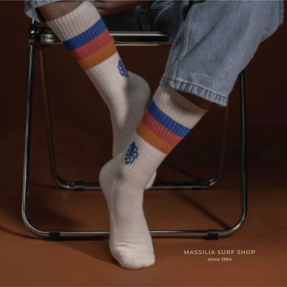 chaussettes unisexe blanches jonsen avec bandes horizontales bleu rouge et orange