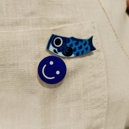 broches bleues sur poche poitrine