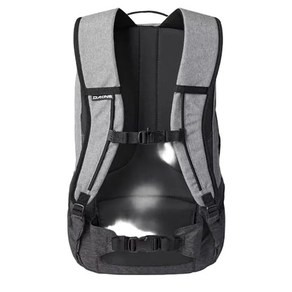 vue arrière du sac à dos gris dakine mission avec sangle sternum et sangle hanche