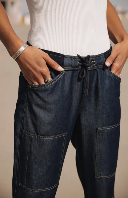 detail taille jean cargo femme lien a nouer finition soignee tissu fluide