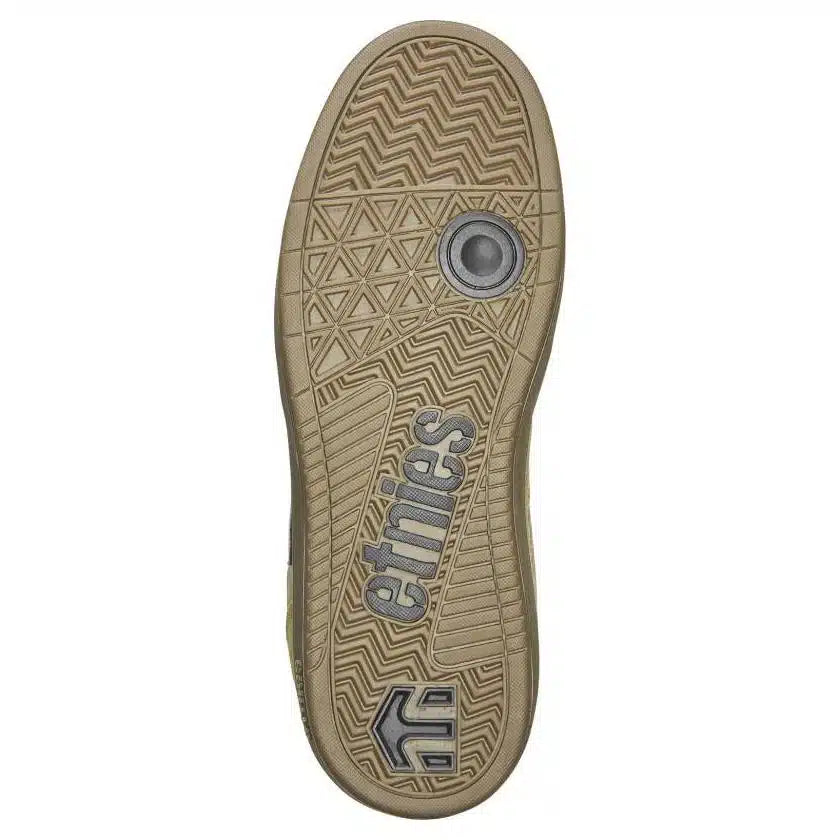 Vue de dessous de la Etnies Cresta, semelle extérieure gomme marron avec motifs antidérapants et logo etnies visible