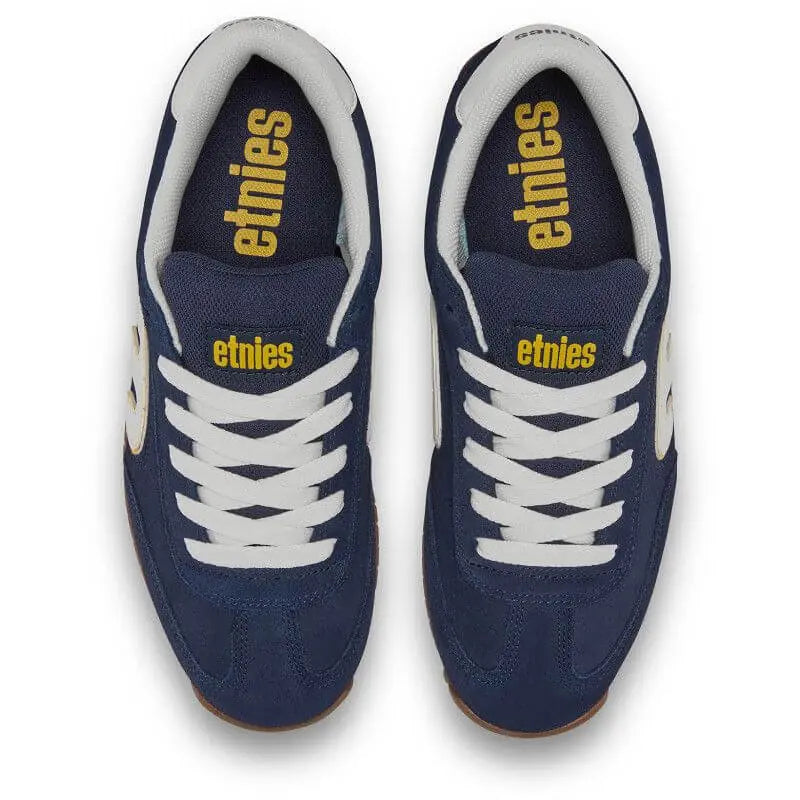 Chaussures de skateboard Etnies Lo-Cut 2K Navy Yellow vues du dessus, lacets blancs, cols rembourrés et détails jaunes sur les semelles intérieures.