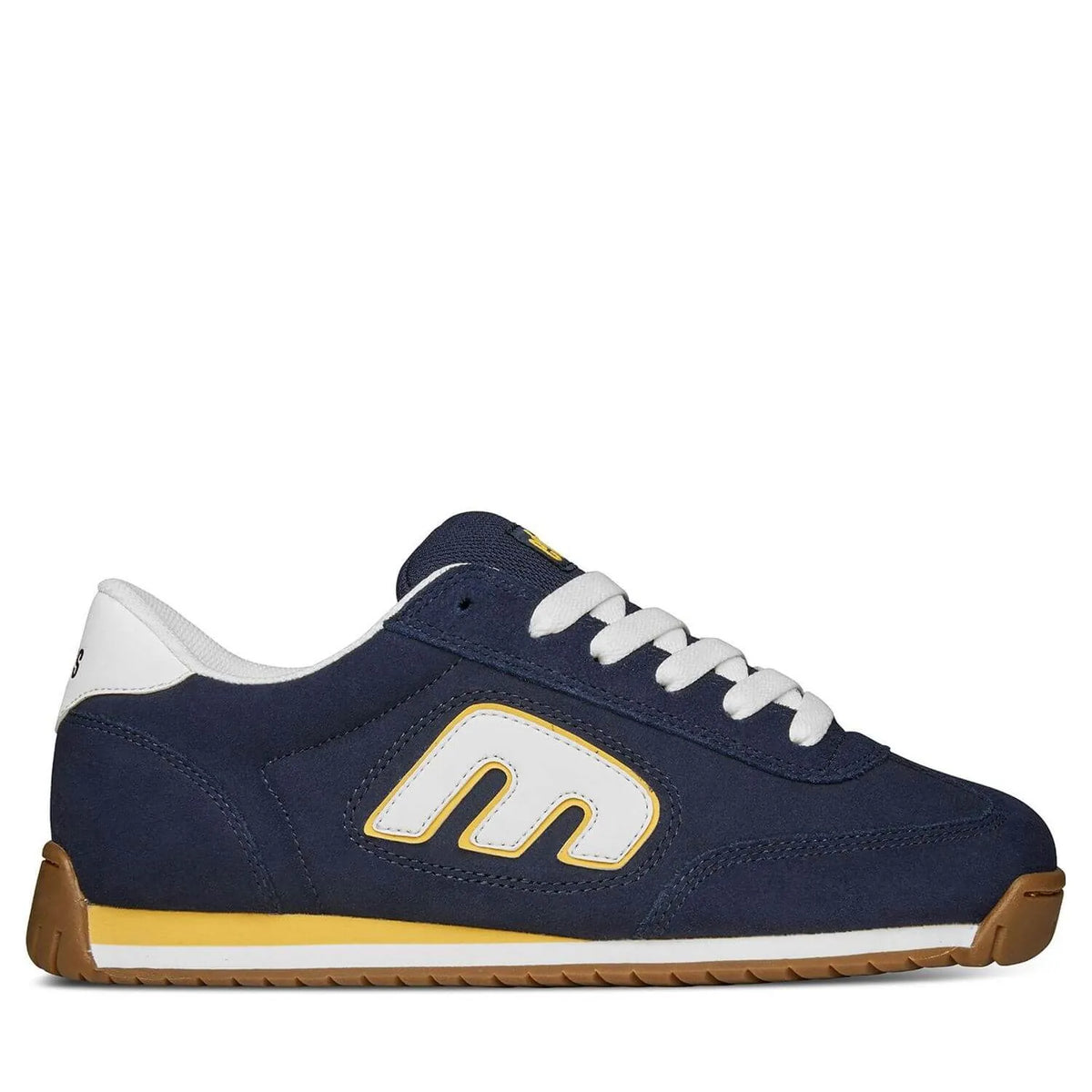 Chaussure skate Etnies Lo-Cut 2K Navy Yellow vue de profil, tige bleu marine, logo Etnies blanc bordé de jaune, lacets blancs et semelle gomme.