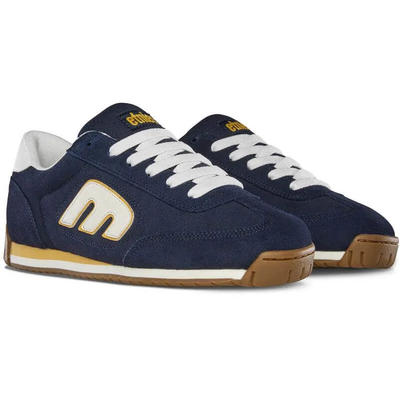 Paire de chaussures Etnies Lo-Cut 2K Navy Yellow vue de trois quarts, empiècements bleu marine, lacets blancs, logo latéral et semelles gomme.