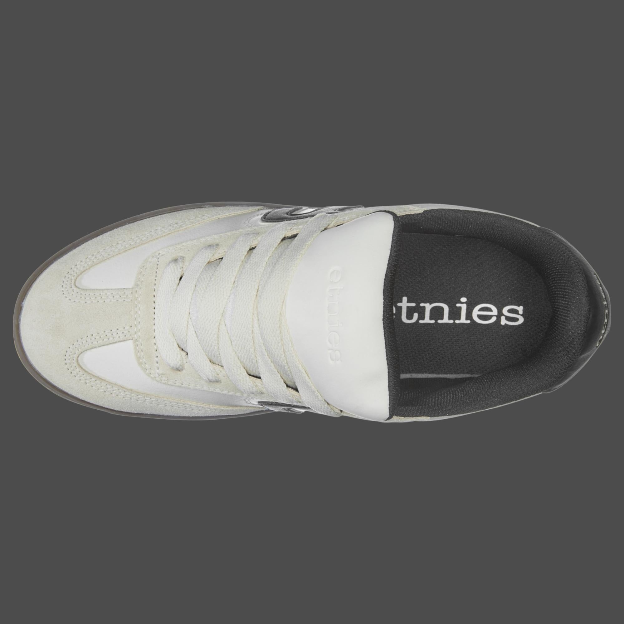 Vue dessus des chaussures Etnies Locut white black gum avec lacets blancs