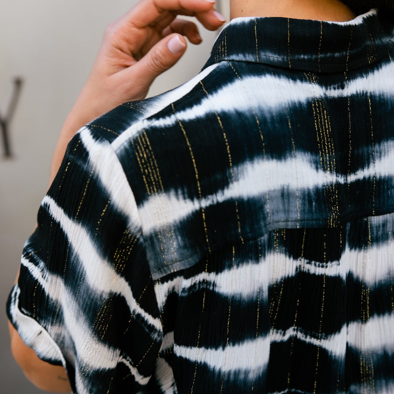 détail matière tie and dye noire et blanche avec fil doré