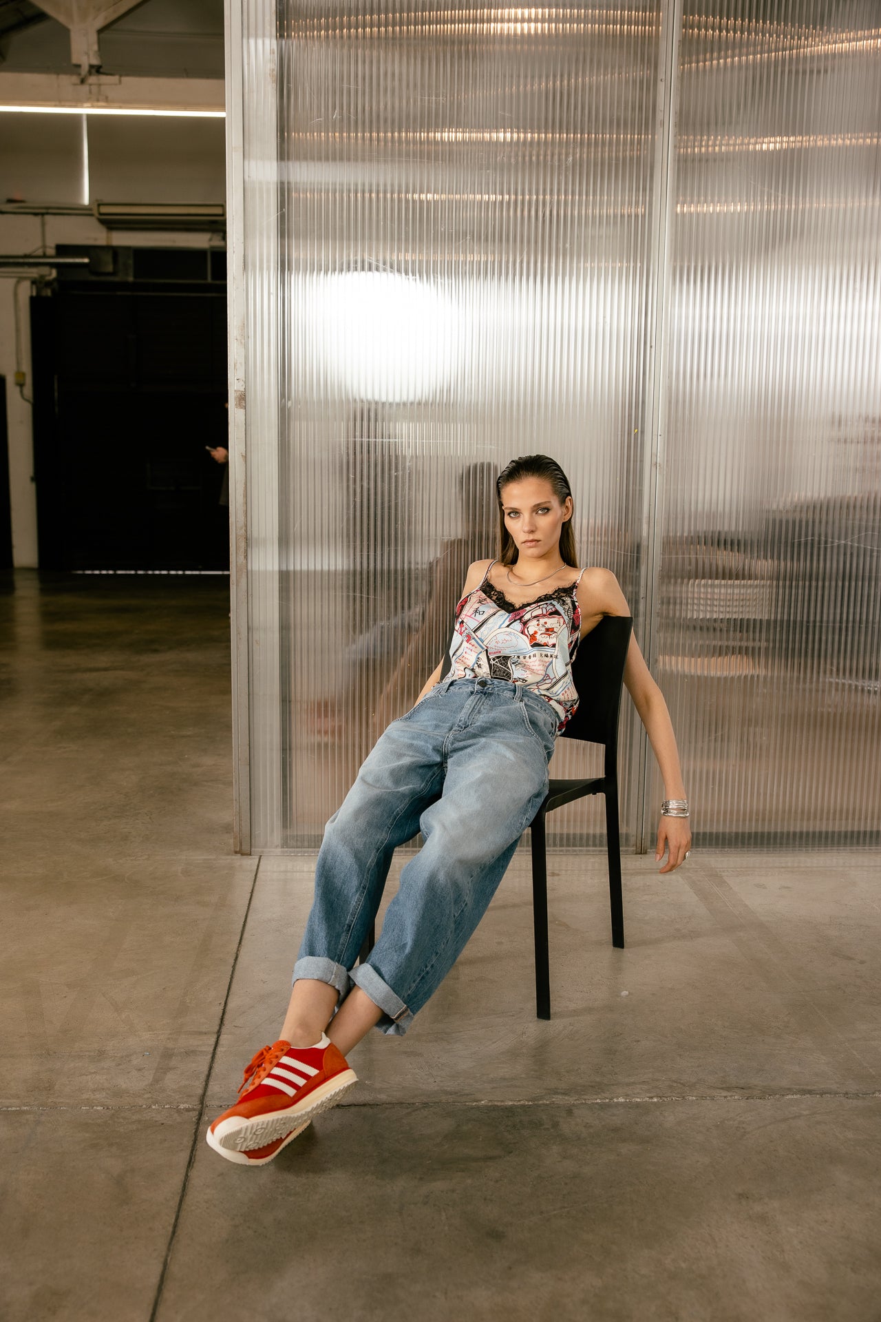 lifestyle femme affalée sur chaise avec denim robyn