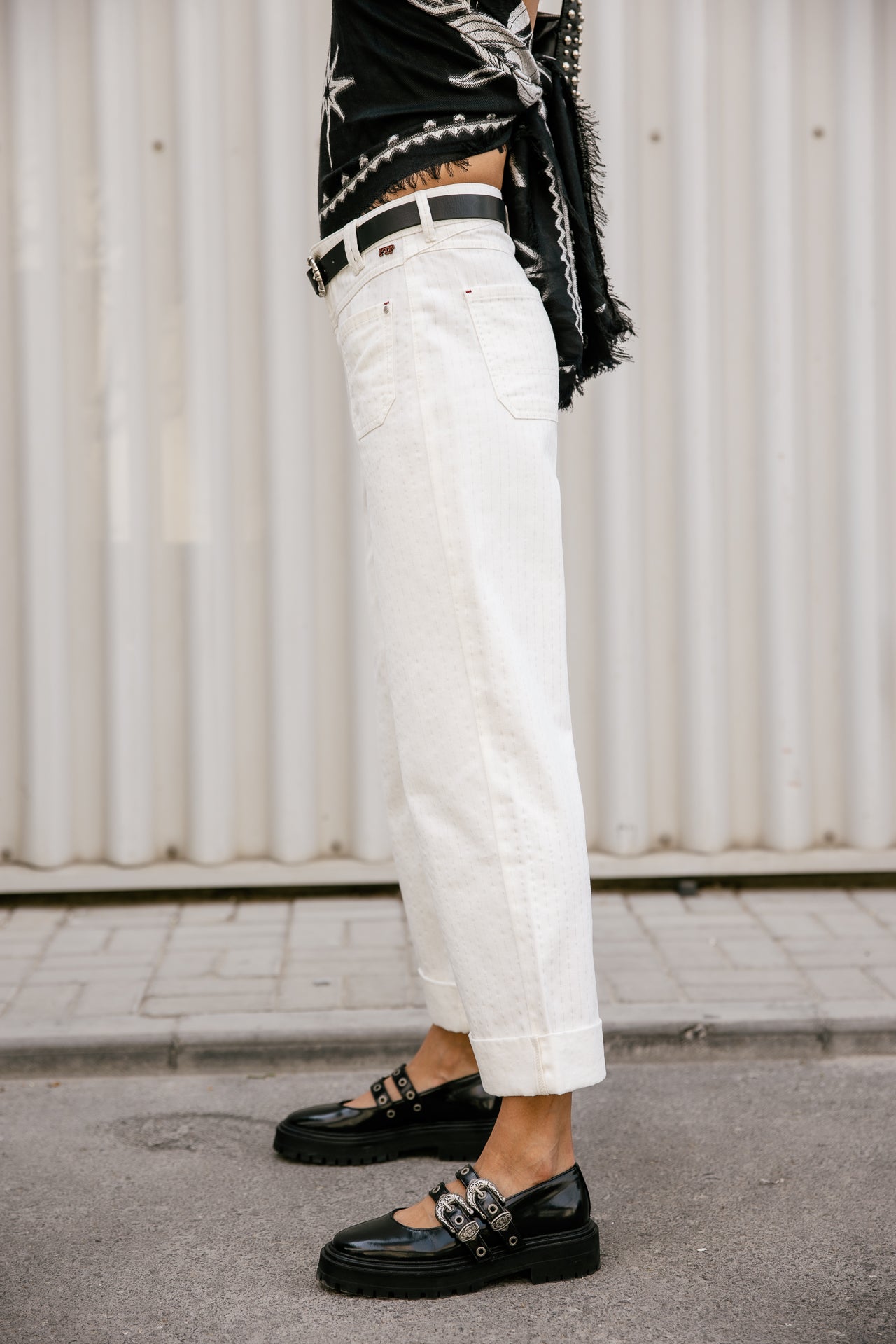 vue de profil coupe cropped avec revers
