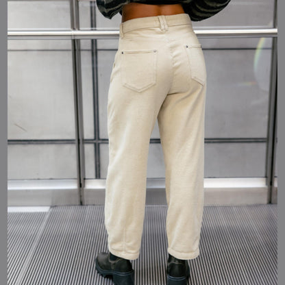 Vue arrière du pantalon Freeman T. Porter beige crème porté avec un haut sombre, poches plaquées et coupe ample.