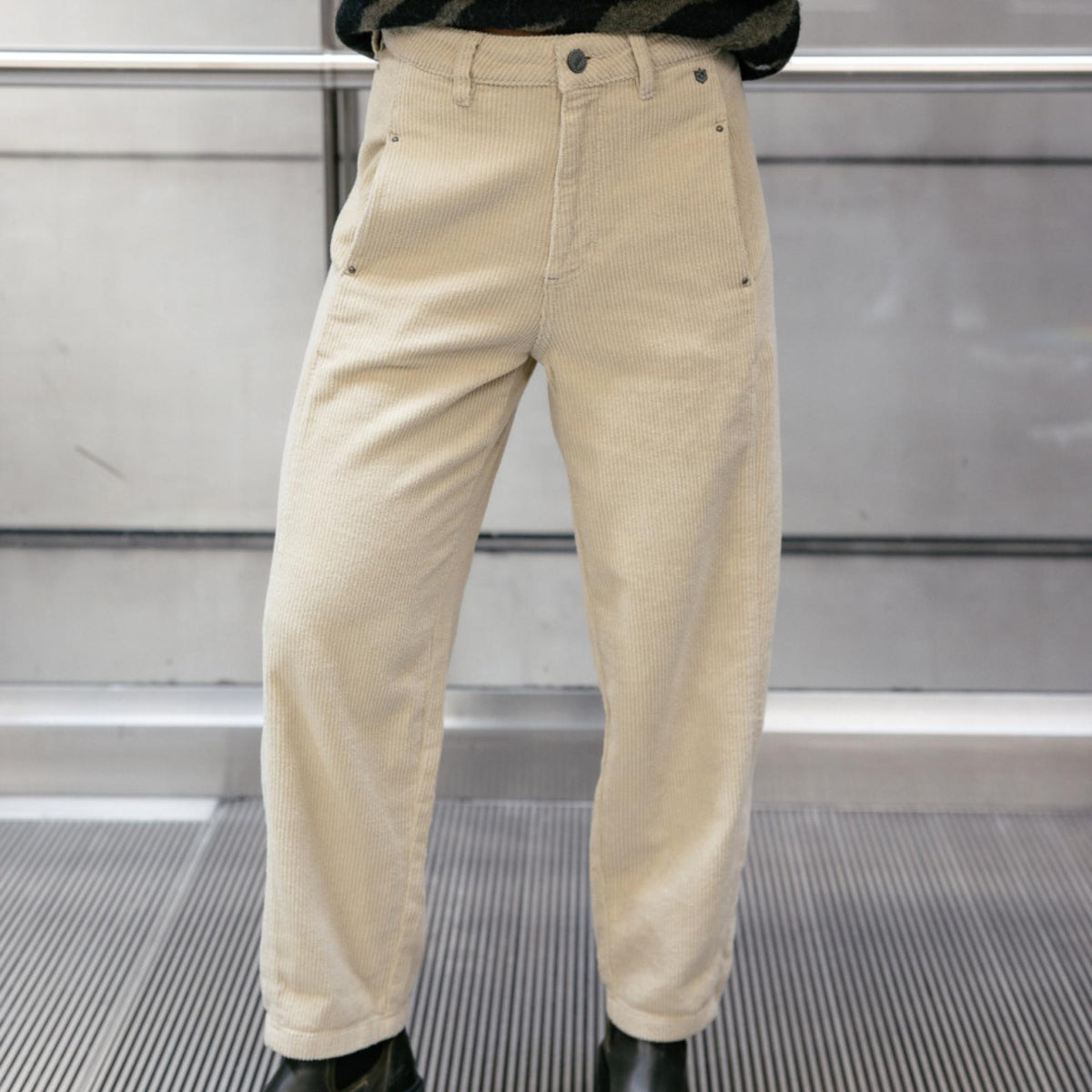 Pantalon en velours côtelé beige crème Freeman T. Porter, vue avant montrant la taille haute et les poches latérales.