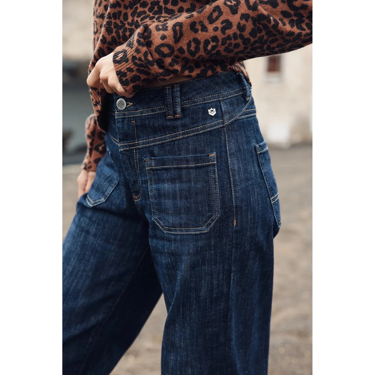 Détail de la taille dos du jeans Alice Bloop, passants de ceinture, poche plaquée et coutures contrastées