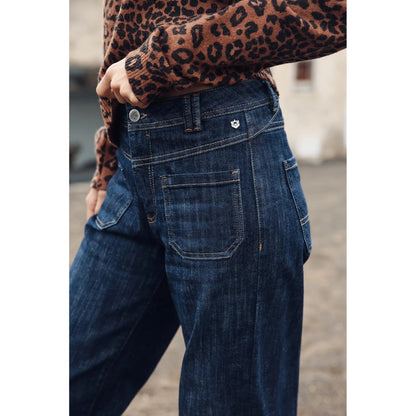 Détail de la taille dos du jeans Alice Bloop, passants de ceinture, poche plaquée et coutures contrastées
