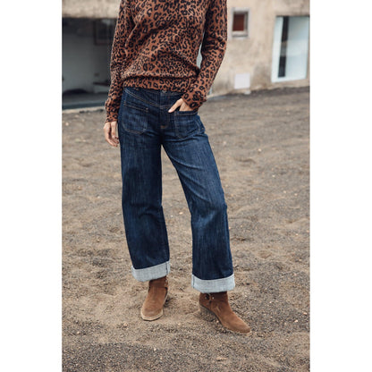 Alice Bloop porté de face, coupe large raccourcie, denim bleu foncé et grands revers en bas de jambe