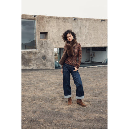 Jeans femme Freeman T. Porter porté en extérieur, silhouette décontractée et jambes larges 7/8