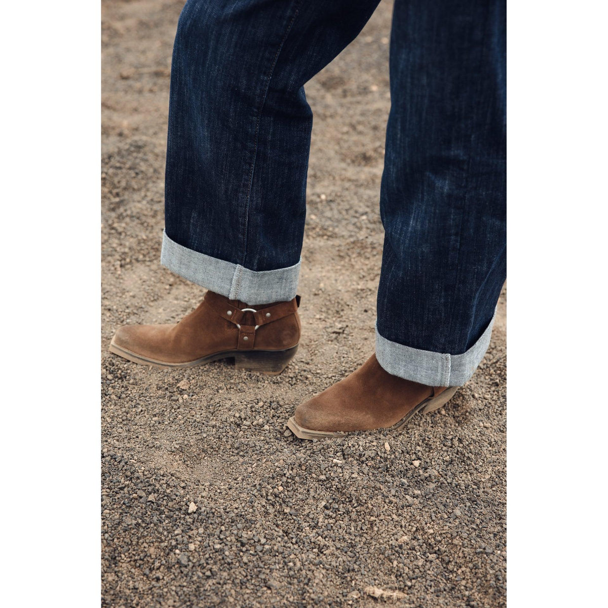 Gros plan sur le bas du jeans Alice Bloop, large revers en denim et finition de jambe 7/8