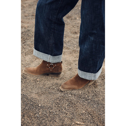 Gros plan sur le bas du jeans Alice Bloop, large revers en denim et finition de jambe 7/8