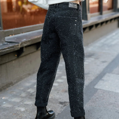 Face du jean boyfriend avec poches avant arrondies, anneau métallique au passant et texture grise irrégulière