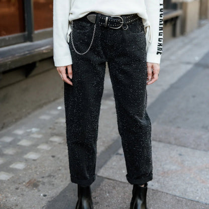 Jean femme Freeman T. Porter Maeva Denim Muffy Black porté de face, denim noir délavé et coupe ample à jambes droites