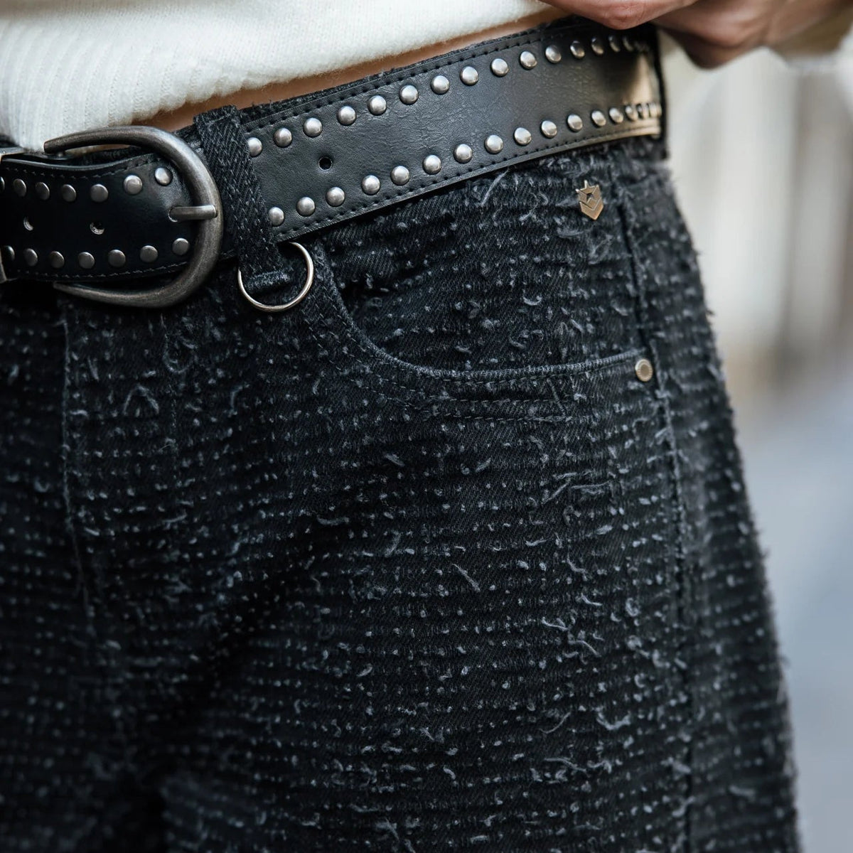 Détail de la taille du Maeva Muffy Black, ceinture noire cloutée et anneau en métal gris fixé au passant avant