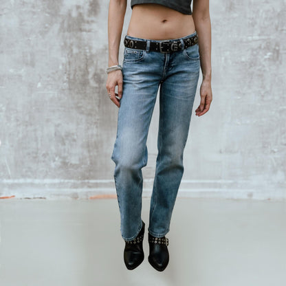 Silhouette de face avec le Freeman T. Porter Harlow Midolo, coupe descendue sur les hanches et denim stretch